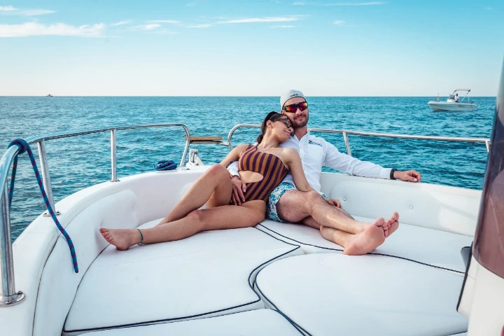 Hire a Blu-Blu 670 GT Monopoli