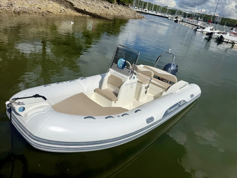 Hire RIB Capelli with a boat licence