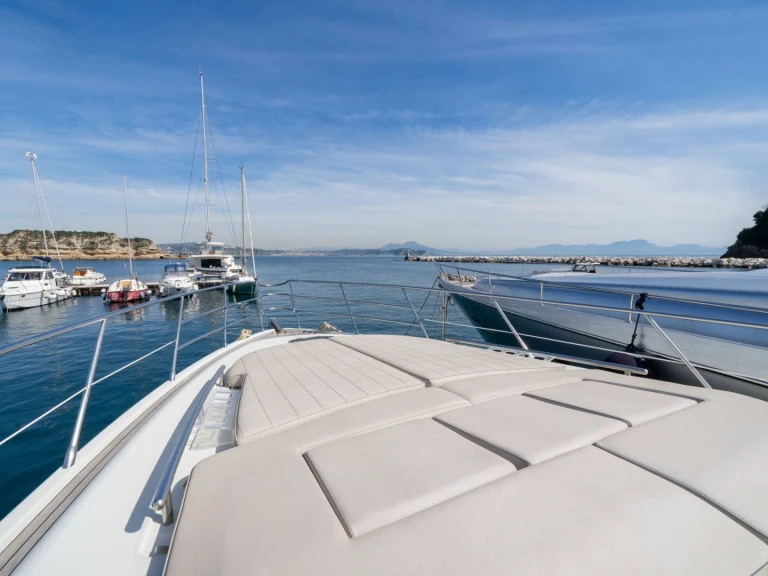 Hire Luxury Yacht Azimut with a boat licence