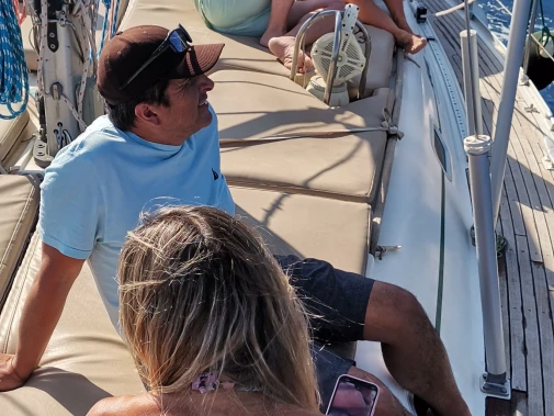 Sailboat to hire Oía at the best price