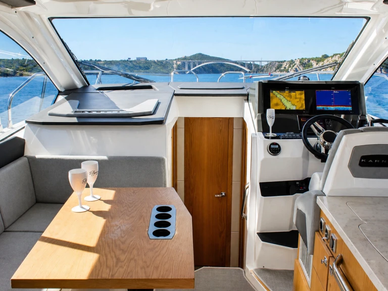 Hire Motorboat Karnic with a boat licence