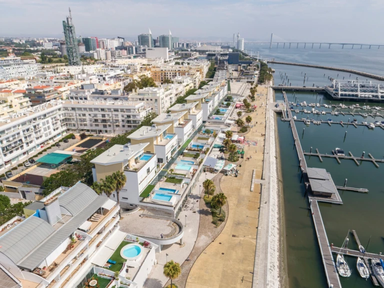 Hire Sailboat with or without skipper Jeanneau Lisbon