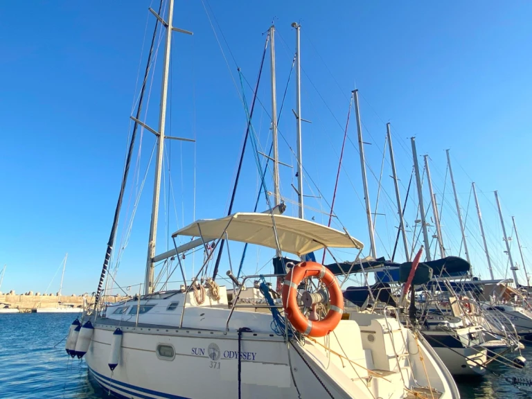 Hire Sailboat Jeanneau with a boat licence