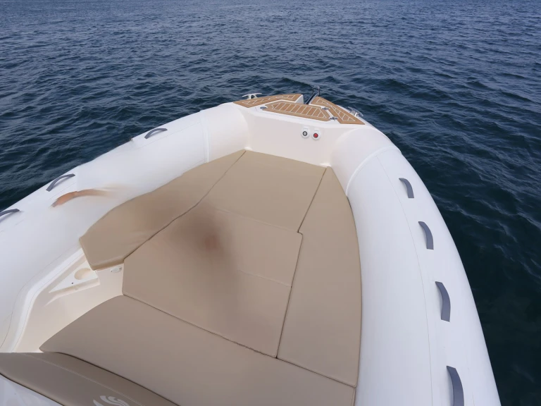 Yacht hire Hyères cheap capelli 800 sun
