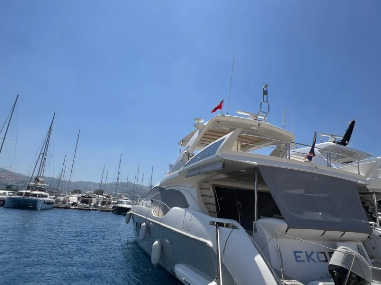 Hire Motorboat Azimut with a boat licence