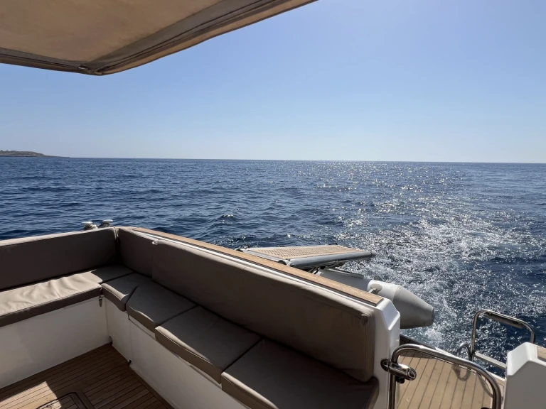 Hire a Azimut Azimut 37 Fly Marzamemi