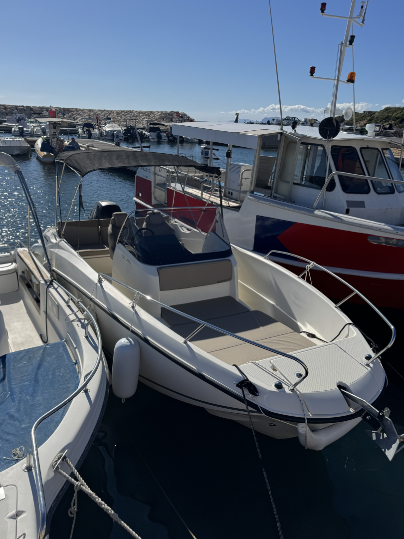 Yacht hire Six-Fours-les-Plages cheap Quicksilver 675 Open Activ