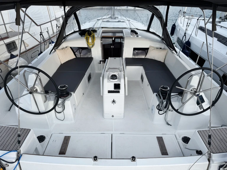 Charter a Jeanneau Sun Odyssey 490 in Puntone on Samboat