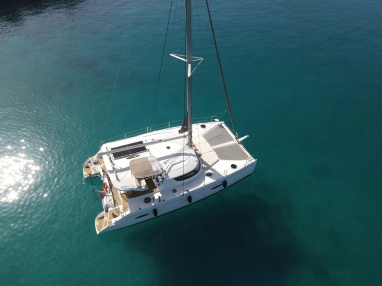 Hire Catamaran Fountaine Pajot with a boat licence