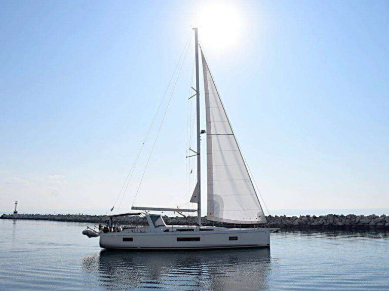 Hire Sailboat Bénéteau with a boat licence