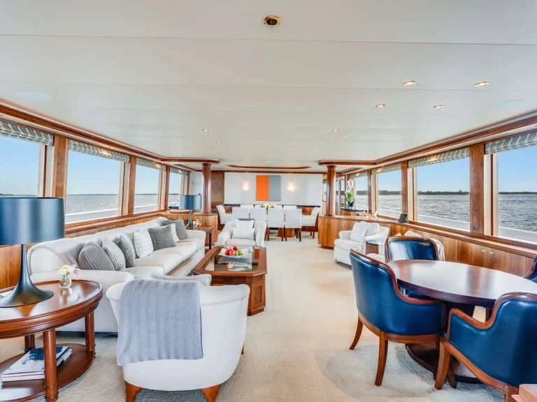Luxury Yacht to hire Bahamas at the best price