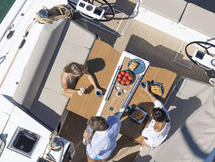 Sailboat to hire Lávrio at the best price