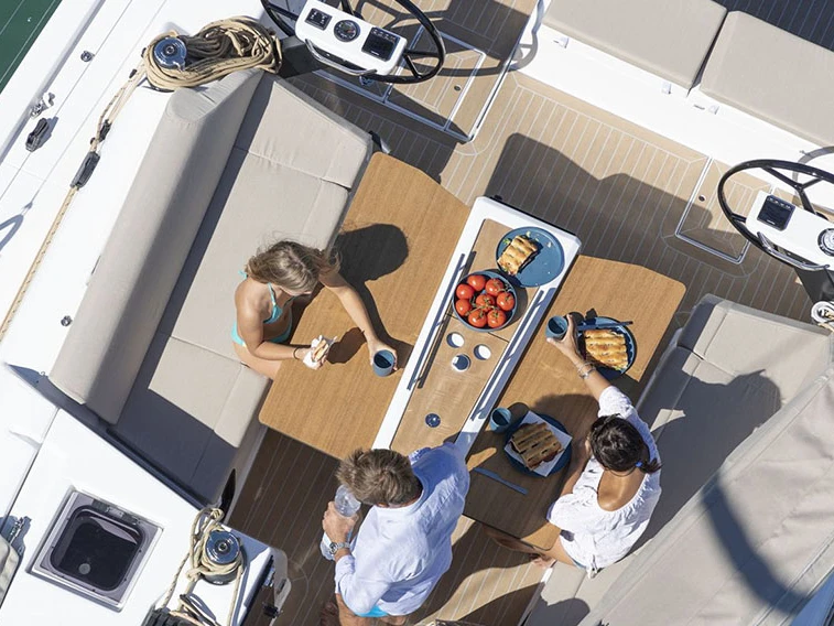 Sailboat to hire Lávrio at the best price