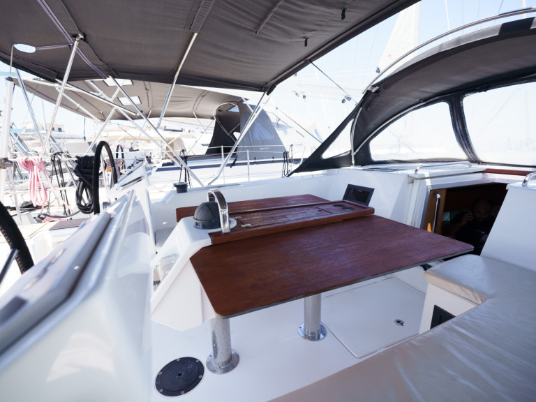 Sailboat hire in Lefkáda - Bavaria Bavaria C45