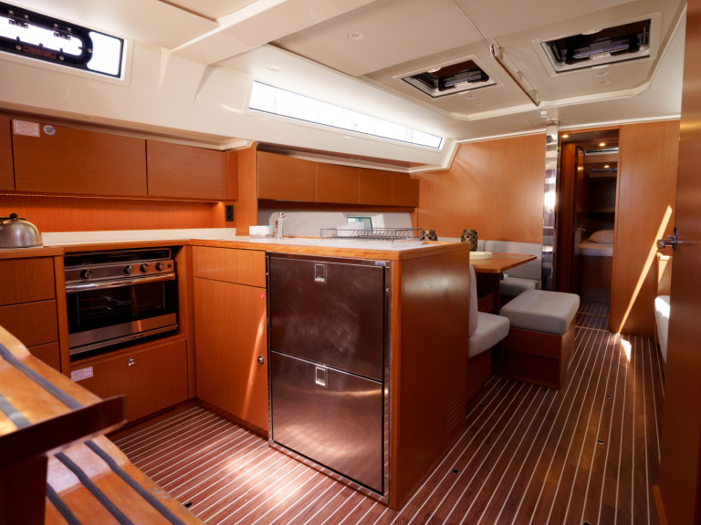 Charter a Bavaria Bavaria C45 in Lefkáda on Samboat