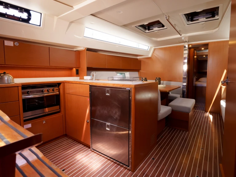 Charter a Bavaria Bavaria C45 in Lefkáda on Samboat