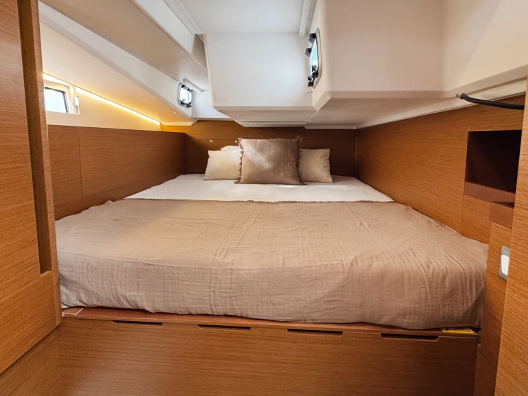 Yacht charter Puntone - Jeanneau Sun Odyssey 490 on SamBoat