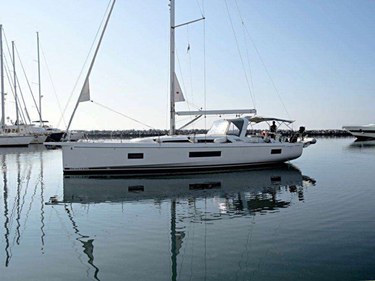 Sailboat hire in Alimos - Bénéteau Oceanis 51.1