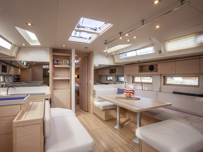 Charter a Bénéteau Oceanis 51.1 in Alimos on Samboat