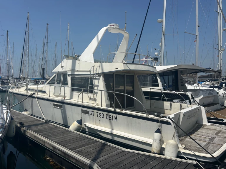Hire Motorboat Guy Couach with a boat licence