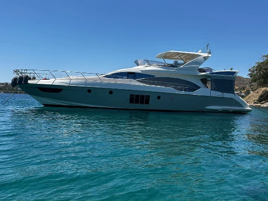 Hire Motorboat Azimut with a boat licence