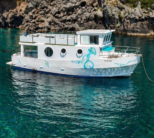 Motorboat hire in Porto di Giardini - monstes monstes