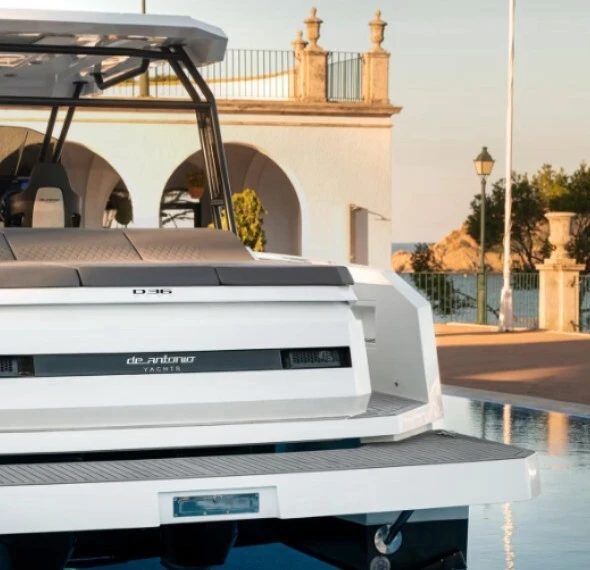 Hire Motorboat De Antonio with a boat licence