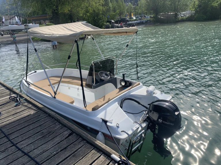 Hire Motorboat Valory with a boat licence