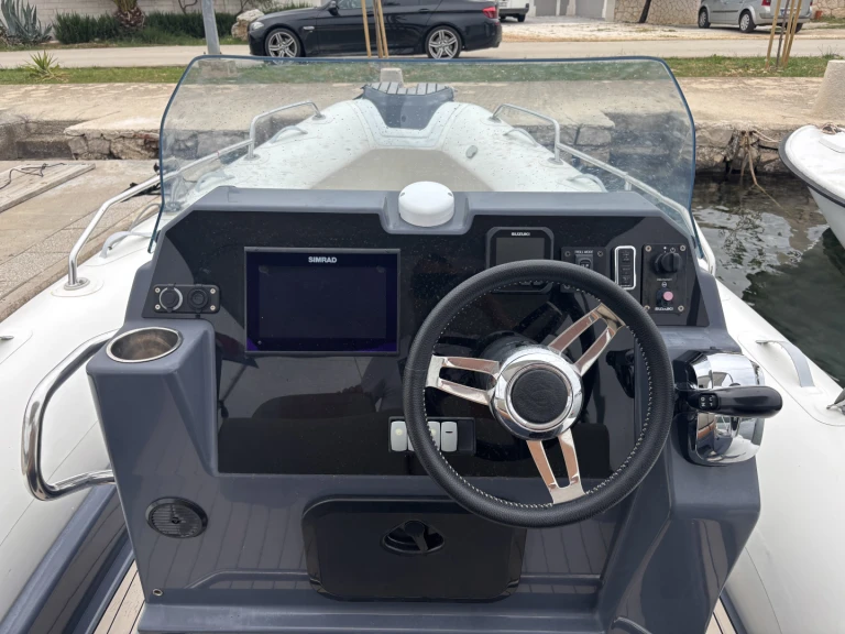 Hire RIB Zodiac with a boat licence