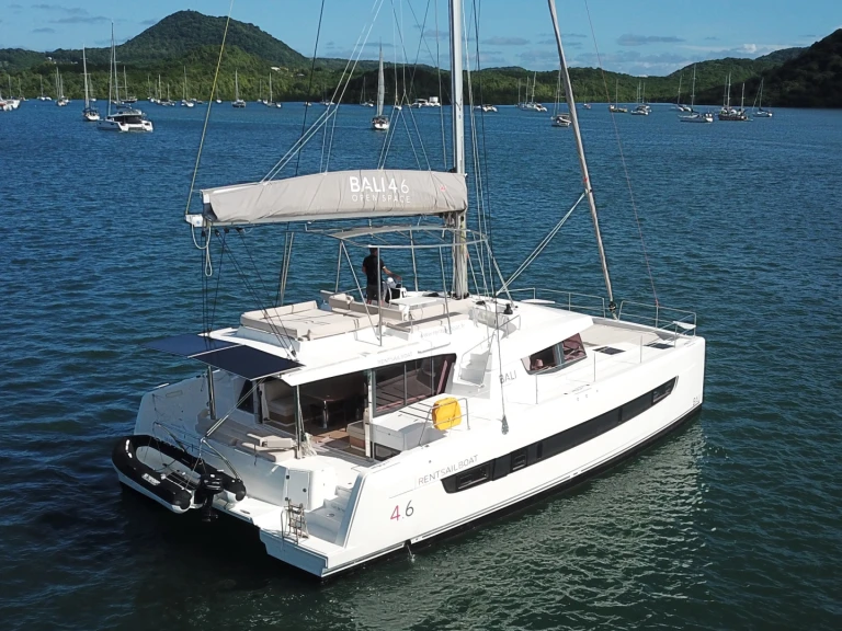 BALI 4.6 5 CABINES NUM 4 BALI 4.6 5 CABINES NUM 4 charter bareboat or skippered in  Le Marin