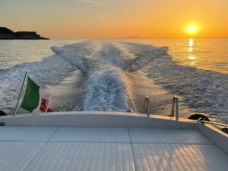 Hire Luxury Yacht with or without skipper Itama Sorrento