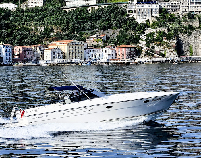 Hire a Itama Itama 38 Sorrento