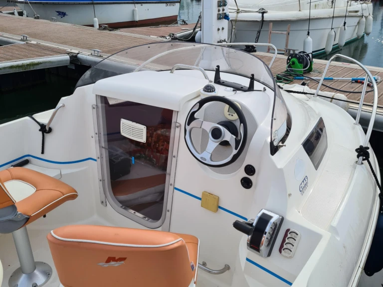 Charter a Quicksilver Quicksilver 470 Cruiser in Dunkerque on Samboat