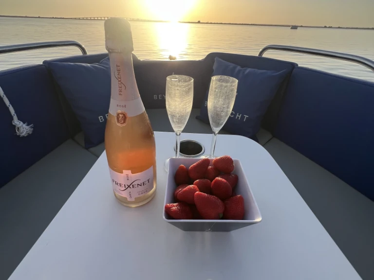 Hire Motorboat Bey Yacht with a boat licence