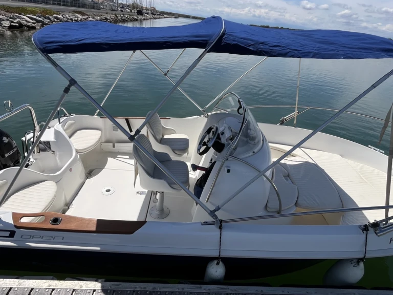 Hire Motorboat Bénéteau with a boat licence