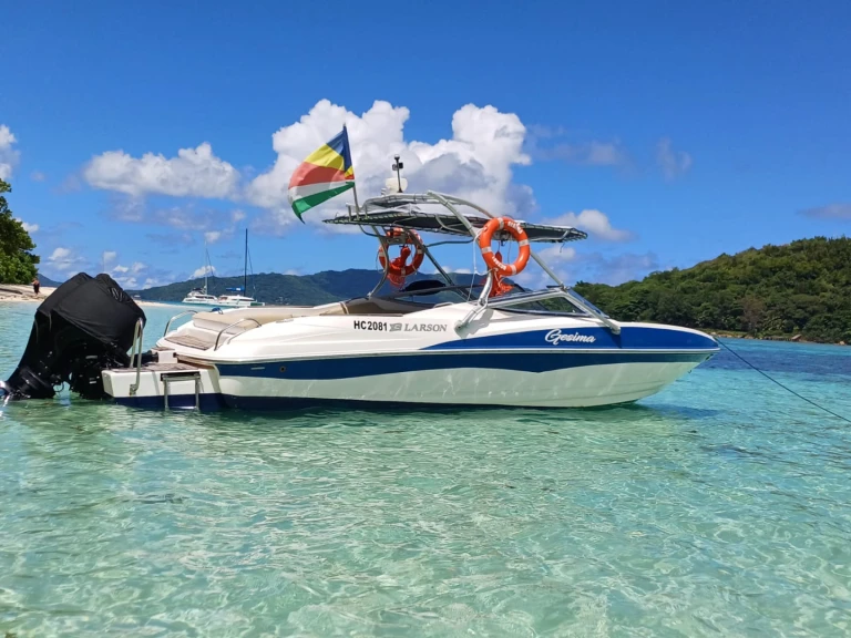 Motorboat to hire Baie Sainte Anne at the best price