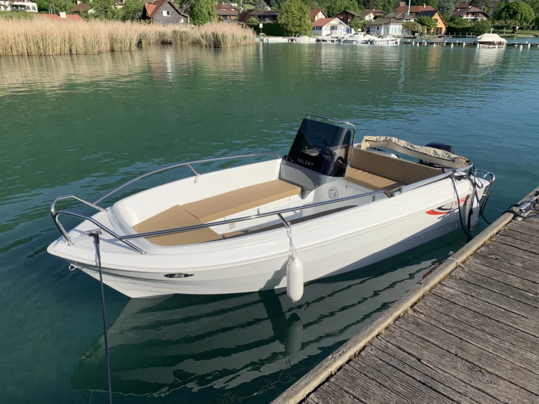 Hire Motorboat Valory with a boat licence