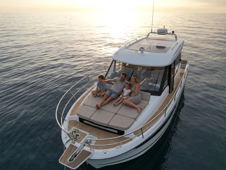 Hire Motorboat Jeanneau with a boat licence