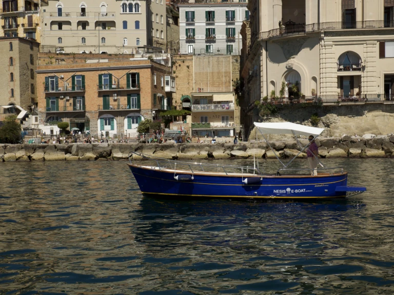 Charter a nesis full electric freedom23 in Naples on Samboat