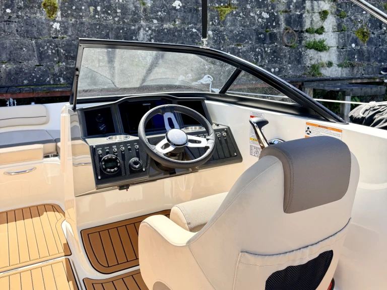 Hire Motorboat Bayliner with a boat licence