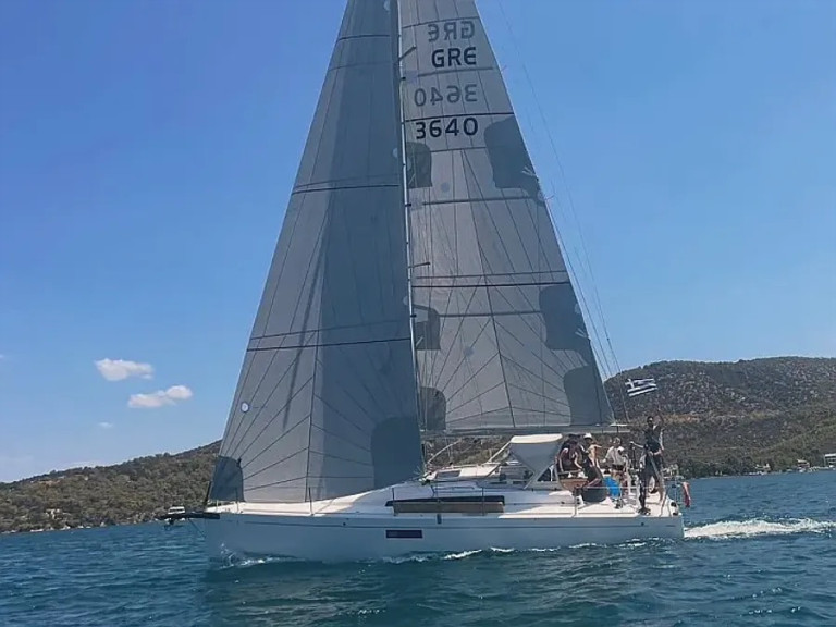 Sailboat hire in Piraeus - Bénéteau First 36