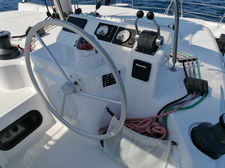 Catamaran to hire Lefkáda at the best price