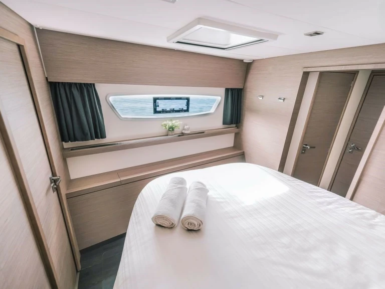 Yacht charter Ribishi - Fountaine Pajot Tanna 47 on SamBoat
