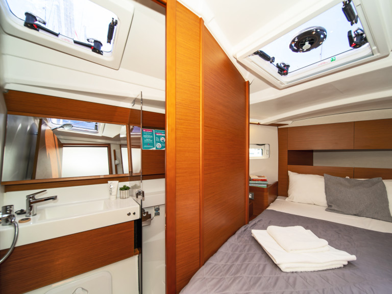 Charter a Jeanneau Sun Odyssey 410 in Lefkáda on Samboat