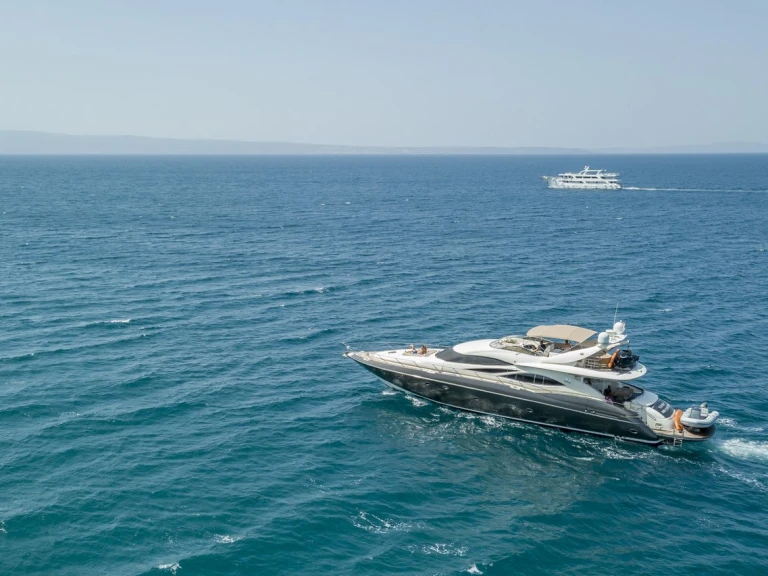 Charter a Sunseeker Sunseeker Manhattan 84 in Split on Samboat