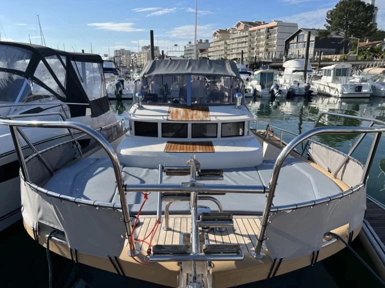 Beacher Beacher V10 Croisière charter bareboat or skippered in  Arcachon