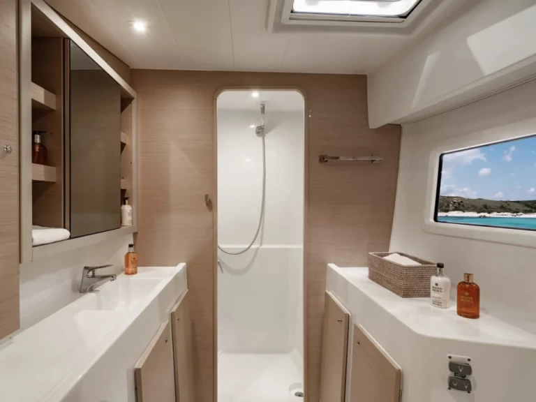 Hire Catamaran Lagoon with a boat licence
