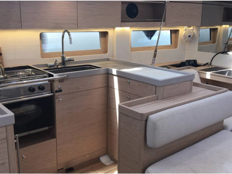 Sailboat hire in Nikiána - Bénéteau Oceanis 51.1