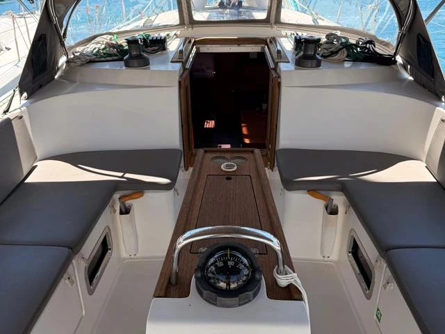 Hire Sailboat Bavaria with a boat licence