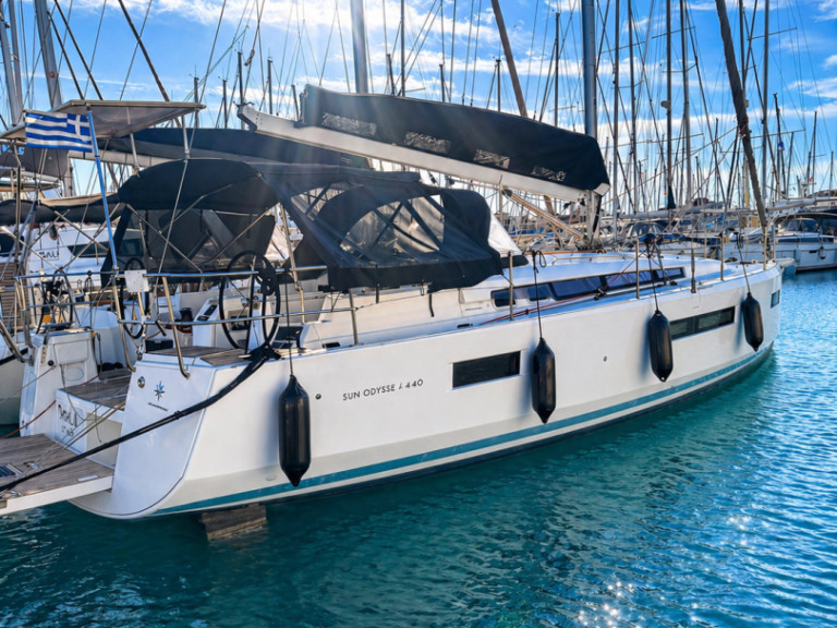 Charter a Jeanneau Sun Odyssey 440 in Lefkáda on Samboat